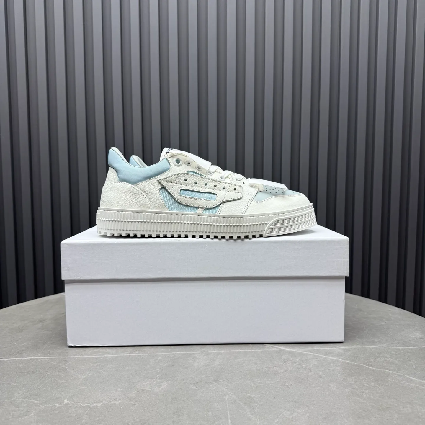 Men's shoes💰680 OFF WHITE ⚡️Couple style⚡️The latest spring style street casual shoes, released with the highest quality version on the market👊Series original mold opening, original lasting, production technology 1:1 original version➰🔜The best choice for more and more celebrities and Internet celebrities🔸In the classics Changes in the code🔸Innovate in the trend🔸Strive to break away from the shackles of bad street design🔝Although he is not the originator of fashion design, he is definitely a shining dark horse in avant-garde design🐴🆙Do not follow the trend🔅Not universal beauty🔅 Fabric💯First-layer cowhide Lining💯Imported skin-friendly and environmentally friendly polyester mesh Foot pads💯Original molded high-elastic environmentally friendly molding pads Midsole💯Made with original last-last technology Outsole💯Rubber outsole Packaging💯Official website synchronizes full set of packaging (brand wrapping paper, brand certificate, brand cloth bag) Code numbers 35-44, 45 46 Customized